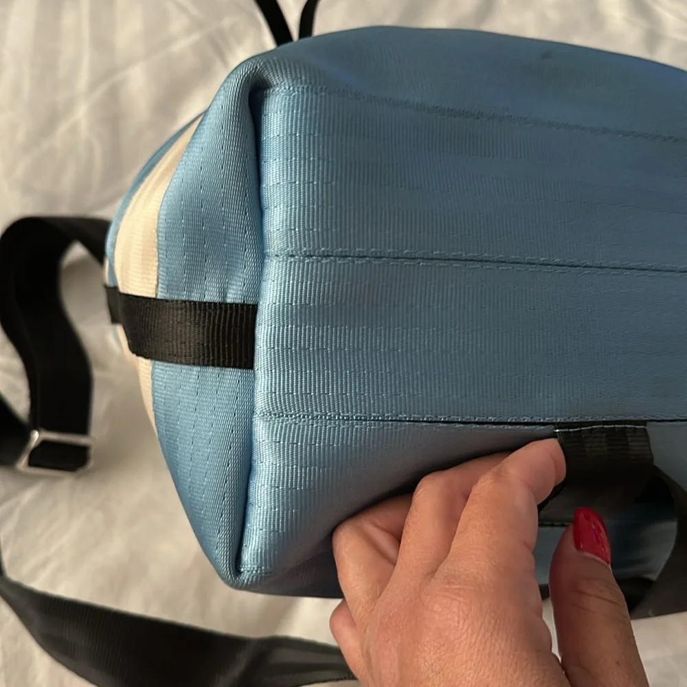 HARVEYS Alice In Wonderland Park Hopper Seatbelt Bag